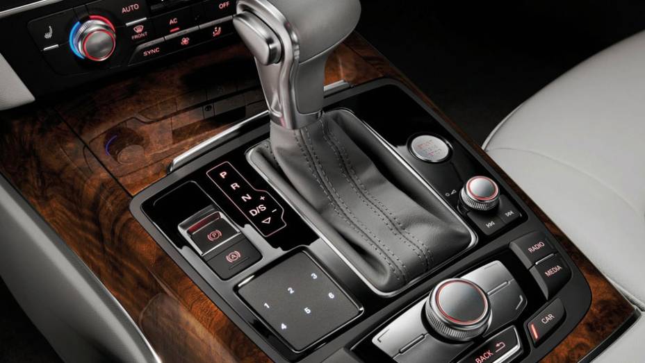 A autonomia do carro no motor el&eacute;trico &eacute; de at&eacute; 80 quil&ocirc;metros | <a href="https://gutenberg.quatrorodas.abril.com.br/saloes/pequim/2012/audi-a6-l-e-tron-682722.shtml" rel="migration">Leia mais</a>