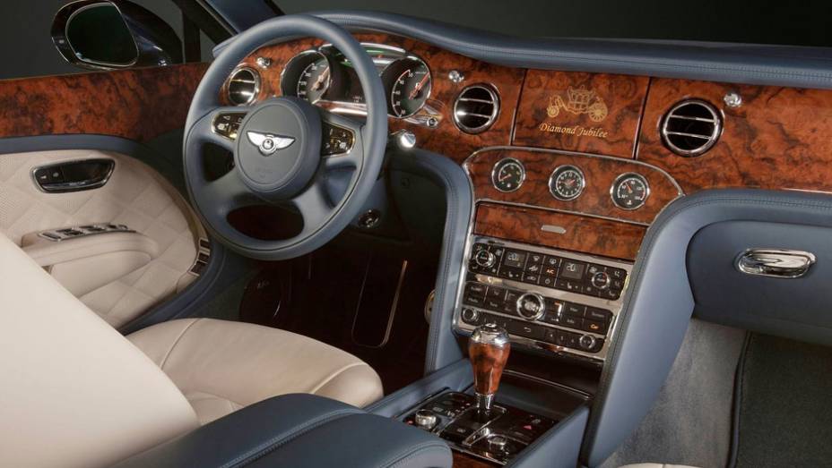 Interior tem identificação da edição especial | <a href="https://gutenberg.quatrorodas.abril.com.br/saloes/pequim/2012/bentley-mulsanne-diamond-jubilee-682788.shtml" rel="migration">Leia mais</a>