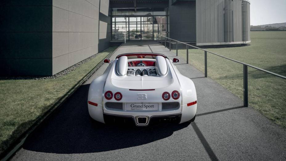 Como o nome indica, ele é baseado no Veyron Grand Sport | <a href="https://gutenberg.quatrorodas.abril.com.br/saloes/pequim/2012/bugatti-veyron-wei-long-682847.shtml" rel="migration">Leia mais</a>