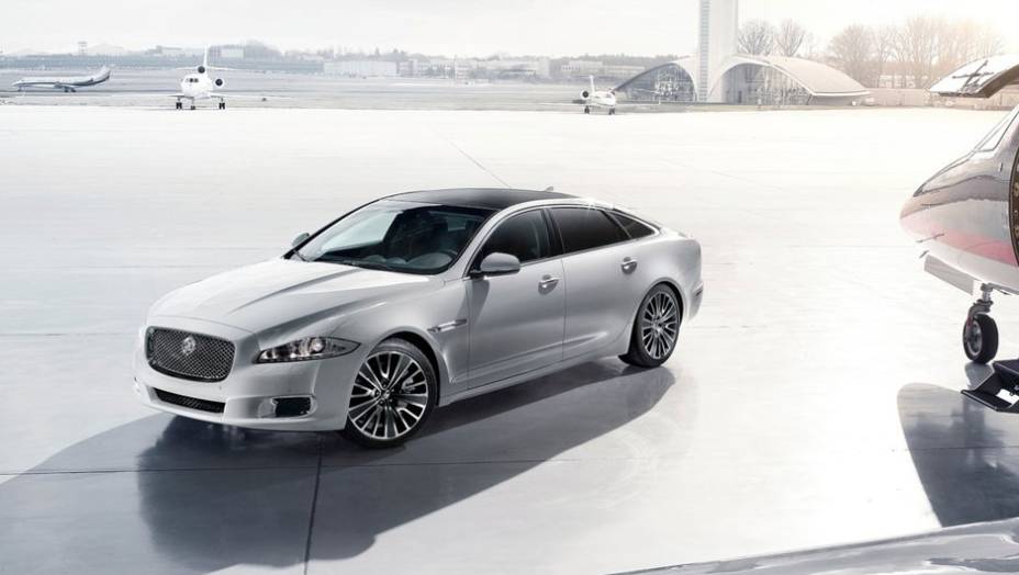 As entradas de ar são novas e agora estão cromadas | <a href="https://gutenberg.quatrorodas.abril.com.br/saloes/pequim/2012/jaguar-xj-ultimate-682745.shtml" rel="migration">Leia mais</a>