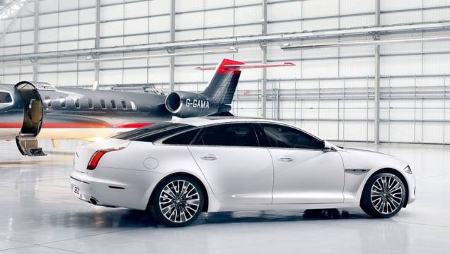 As rodas de 20 polegadas têm dois tons | <a href="https://gutenberg.quatrorodas.abril.com.br/saloes/pequim/2012/jaguar-xj-ultimate-682745.shtml" rel="migration">Leia mais</a> As rodas de 20 polegadas têm dois tons | <a href="https://gutenberg.quatrorodas.abril.com.br/saloes/pequim/2012/jaguar-xj-ultimate-682745.shtml" rel="migration">Leia mais</a>