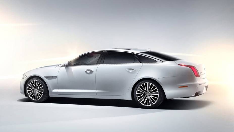 XJ Ultimate foi apresentado no Salão de Pequim | <a href="https://gutenberg.quatrorodas.abril.com.br/saloes/pequim/2012/jaguar-xj-ultimate-682745.shtml" rel="migration">Leia mais</a>