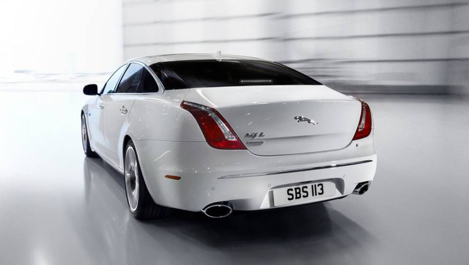 Sedã conta com duas saídas de escape | <a href="https://gutenberg.quatrorodas.abril.com.br/saloes/pequim/2012/jaguar-xj-ultimate-682745.shtml" rel="migration">Leia mais</a>