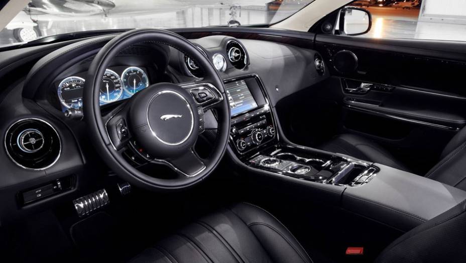 Interior ganhou mais itens de luxo | <a href="https://gutenberg.quatrorodas.abril.com.br/saloes/pequim/2012/jaguar-xj-ultimate-682745.shtml" rel="migration">Leia mais</a>