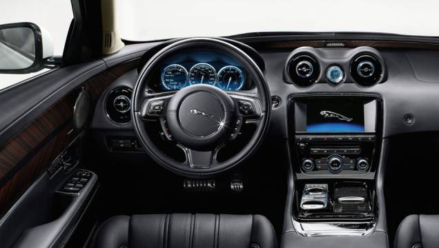 Acabamento em couro predomina no XJ Ultimate | <a href="https://gutenberg.quatrorodas.abril.com.br/saloes/pequim/2012/jaguar-xj-ultimate-682745.shtml" rel="migration">Leia mais</a> Acabamento em couro predomina no XJ Ultimate | <a href="https://gutenberg.quatrorodas.abril.com.br/saloes/pequim/2012/jaguar-xj-ultimate-682745.shtml" rel="migration">Leia mais</a>