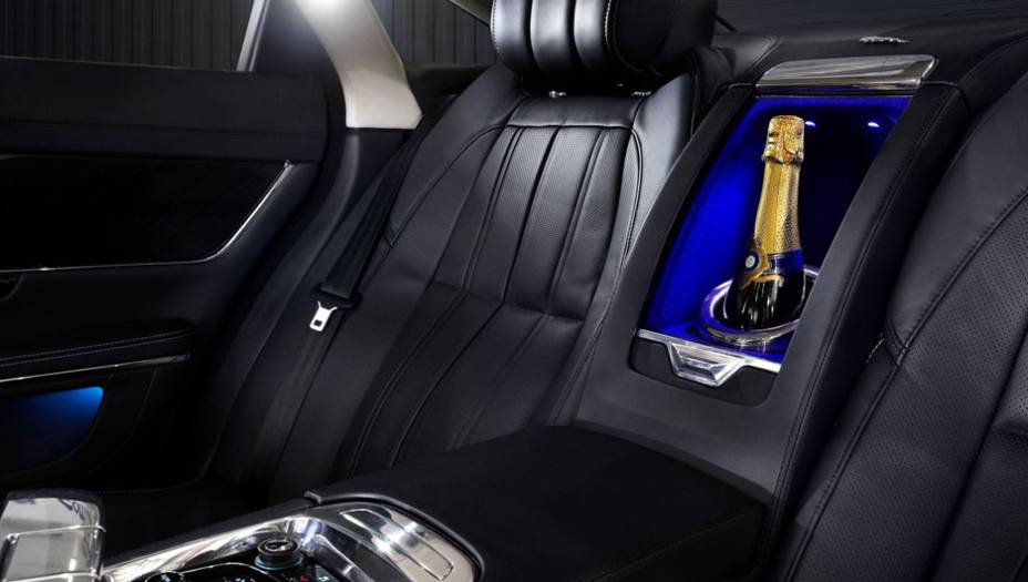 Champanhe também tem espaço no XJ Ultimate | <a href="https://gutenberg.quatrorodas.abril.com.br/saloes/pequim/2012/jaguar-xj-ultimate-682745.shtml" rel="migration">Leia mais</a>