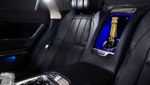 Champanhe também tem espaço no XJ Ultimate | <a href="https://gutenberg.quatrorodas.abril.com.br/saloes/pequim/2012/jaguar-xj-ultimate-682745.shtml" rel="migration">Leia mais</a> Champanhe também tem espaço no XJ Ultimate | <a href="https://gutenberg.quatrorodas.abril.com.br/saloes/pequim/2012/jaguar-xj-ultimate-682745.shtml" rel="migration">Leia mais</a>
