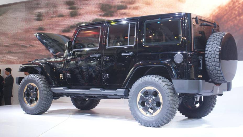 Jeep Wrangler Dragon Edition | <a href="https://gutenberg.quatrorodas.abril.com.br/galerias/saloes/pequim/2012/jeep-wrangler-dragon-682796.shtml" rel="migration">Veja mais fotos</a>