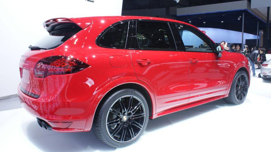 Porsche Cayenne GTS | <a href="https://gutenberg.quatrorodas.abril.com.br/galerias/saloes/pequim/2012/cayenne-gts-681684.shtml" rel="migration">Veja mais fotos</a>