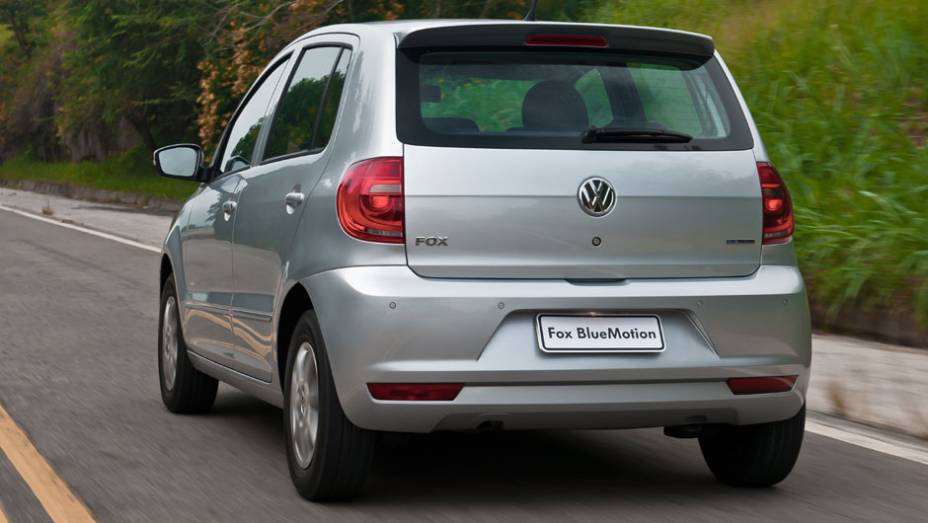 Logotipo BlueMotion identifica a versão sustentável | <a href="https://gutenberg.quatrorodas.abril.com.br/carros/lancamentos/vw-fox-bluemotion-683155.shtml" rel="migration">Leia mais</a>