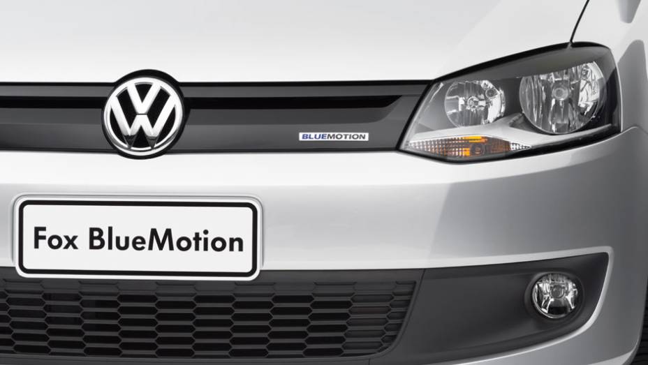Grade frontal e inferior estão mais aerodinâmicas | <a href="https://gutenberg.quatrorodas.abril.com.br/carros/lancamentos/vw-fox-bluemotion-683155.shtml" rel="migration">Leia mais</a>