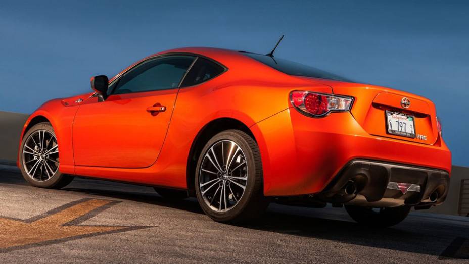 O FR-S tem duas saídas de escape | <a href="https://gutenberg.quatrorodas.abril.com.br/noticias/scion-mostra-esportivo-fr-s-320588_p.shtml" rel="migration">Leia mais</a>