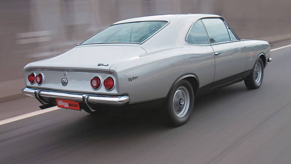 Embora o sedã tivesse sido lançado em 1968, o cupê chegou às ruas somente quatro anos depois, com uma carroceria fastback e sem colunas centrais | <a href="https://gutenberg.quatrorodas.abril.com.br/classicos/faixa/opala-ss-melhor-esportivo-nacional-683530.shtml" rel="migration">Leia</a>