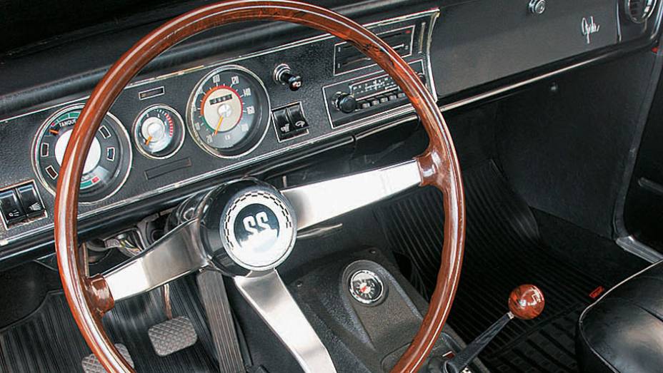 Acabamento de primeira qualidade e detalhes esportivos (como o belo volante de três raios) conquistaram uma legião de fãs | <a href="https://gutenberg.quatrorodas.abril.com.br/classicos/faixa/opala-ss-melhor-esportivo-nacional-683530.shtml" rel="migration">Leia mais</a>