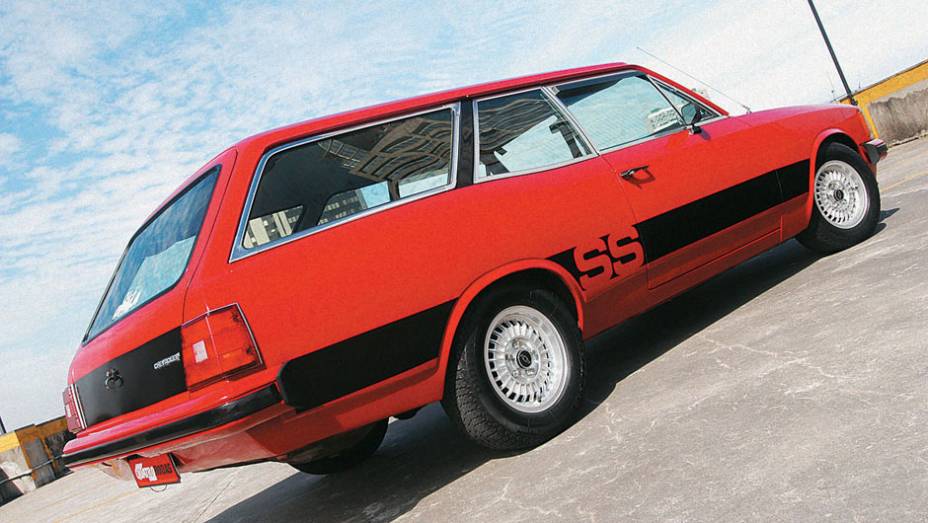 A família SS passou por sua última reestilização em 1980, com novos faróis e lanternas e faixas decorativas apenas nas laterais do veículo | <a href="https://gutenberg.quatrorodas.abril.com.br/classicos/faixa/opala-ss-melhor-esportivo-nacional-683530.shtml" rel="migration"></a>