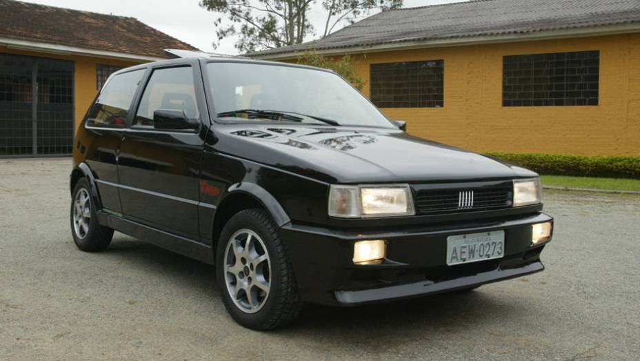 O primeiro carro produzido em série com turbocompressor: o Uno Turbo marcou época pela tecnologia de ponta e pelo desempenho do motor 1.4, que o fazia chegar quase aos 200 km/h; na votação, ele perdeu para o Maverick | <a href="https://quatrorodas.abril.com" rel="migration"></a> O primeiro carro produzido em série com turbocompressor: o Uno Turbo marcou época pela tecnologia de ponta e pelo desempenho do motor 1.4, que o fazia chegar quase aos 200 km/h; na votação, ele perdeu para o Maverick | <a href="https://quatrorodas.abril.com" rel="migration"></a>
