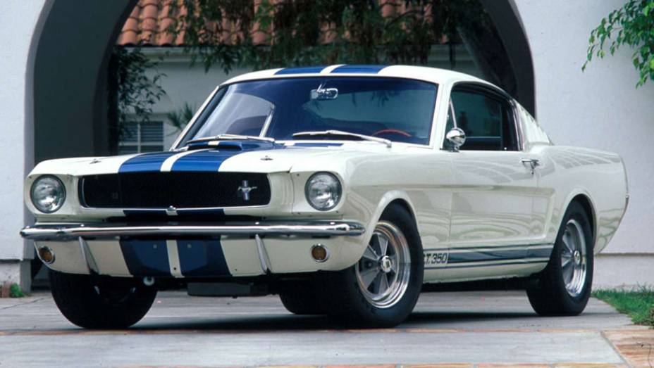 GT350 foi um dos primeiros modelos feitos pela parceria Ford-Shelby | <a href="https://gutenberg.quatrorodas.abril.com.br/noticias/carrol-shelby-morre-aos-89-anos-321336_p.shtml" target="_blank" rel="migration">Carroll Shelby morre aos 89 anos</a> | <a href="https://quatrorodas.abril.com" rel="migration"></a>