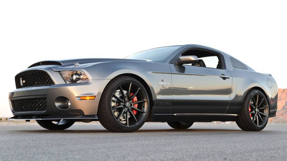 Versão 2012 do GT500 Super Snake aprimorou a segurança e o desempenho, com 800 cv de potência | <a href="https://gutenberg.quatrorodas.abril.com.br/noticias/carrol-shelby-morre-aos-89-anos-321336_p.shtml" target="_blank" rel="migration">Carroll Shelby morre aos 89 anos</a> | <a href="ht" rel="migration"></a>