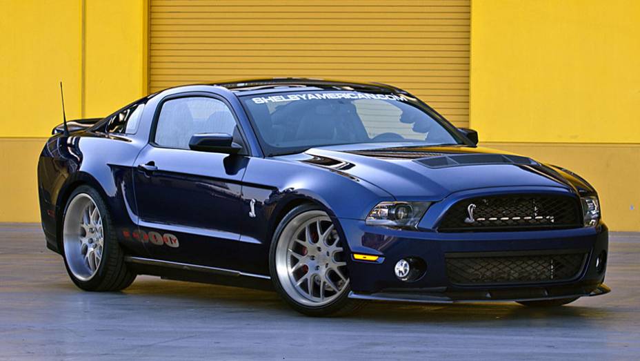 Shelby 1000: apresentado no Salão de Nova York, o muscle-car entrega mais de 1000 cavalos | <a href="https://gutenberg.quatrorodas.abril.com.br/noticias/carrol-shelby-morre-aos-89-anos-321336_p.shtml" target="_blank" rel="migration">Carroll Shelby morre aos 89 anos</a> | <a href="http:/" rel="migration"></a>