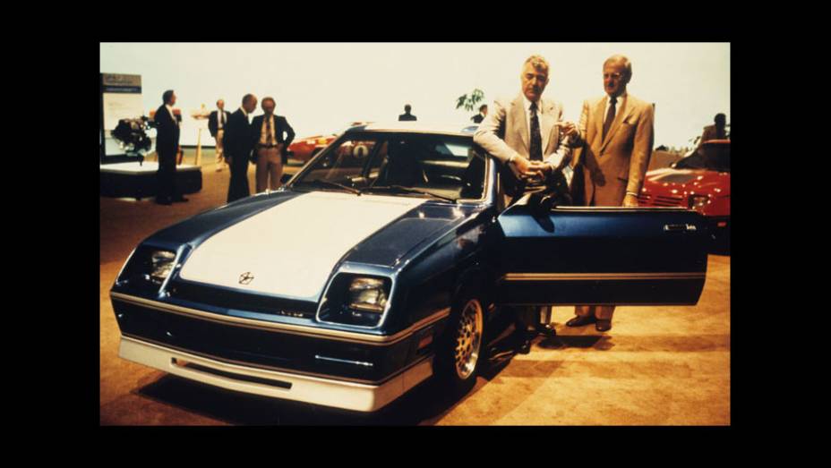 Dodge Shelby Charger foi fruto da parceria entre Carroll Shelby e a Chrysler | <a href="https://gutenberg.quatrorodas.abril.com.br/noticias/carrol-shelby-morre-aos-89-anos-321336_p.shtml" target="_blank" rel="migration">Carroll Shelby morre aos 89 anos</a> | <a href="https://quatrorodas" rel="migration"></a>