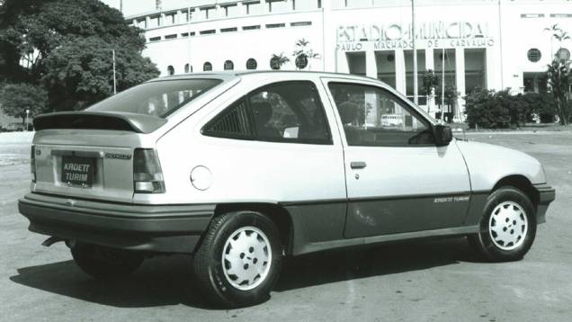 Chevrolet Kadett Turim (1990): a ausência de uma versão comemorativa na Copa de 1986 foi compensada por este Kadett, que deu um tempero mais esportivo ao carro com os apliques laterais em preto fosco e os bancos Recaro Chevrolet Kadett Turim (1990): a ausência de uma versão comemorativa na Copa de 1986 foi compensada por este Kadett, que deu um tempero mais esportivo ao carro com os apliques laterais em preto fosco e os bancos Recaro