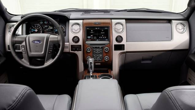 Acabamento tem novos apliques em madeira | <a href="https://gutenberg.quatrorodas.abril.com.br/noticias/ford-f-150-chega-linha-2013-322561_p.shtml" target="_blank" rel="migration">Leia mais</a> Acabamento tem novos apliques em madeira | <a href="https://gutenberg.quatrorodas.abril.com.br/noticias/ford-f-150-chega-linha-2013-322561_p.shtml" target="_blank" rel="migration">Leia mais</a>