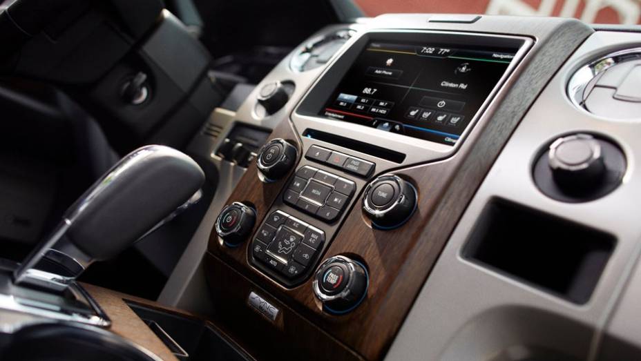Tela LCD controla a central multimídia | <a href="https://gutenberg.quatrorodas.abril.com.br/noticias/ford-f-150-chega-linha-2013-322561_p.shtml" target="_blank" rel="migration">Leia mais</a>