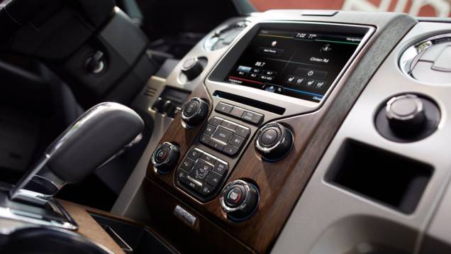 Tela LCD controla a central multimídia | <a href="https://gutenberg.quatrorodas.abril.com.br/noticias/ford-f-150-chega-linha-2013-322561_p.shtml" target="_blank" rel="migration">Leia mais</a> Tela LCD controla a central multimídia | <a href="https://gutenberg.quatrorodas.abril.com.br/noticias/ford-f-150-chega-linha-2013-322561_p.shtml" target="_blank" rel="migration">Leia mais</a>