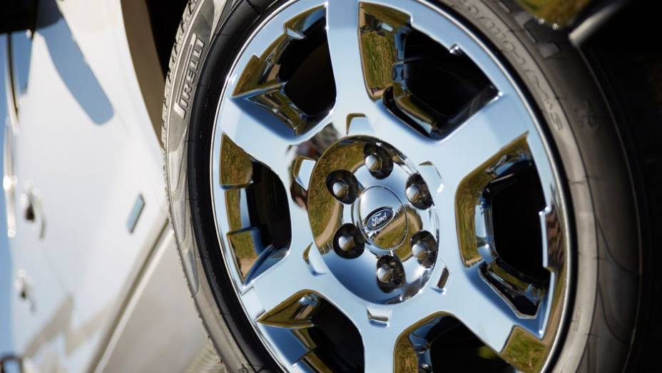 Rodas de liga leve têm novo desenho | <a href="https://gutenberg.quatrorodas.abril.com.br/noticias/ford-f-150-chega-linha-2013-322561_p.shtml" target="_blank" rel="migration">Leia mais</a>