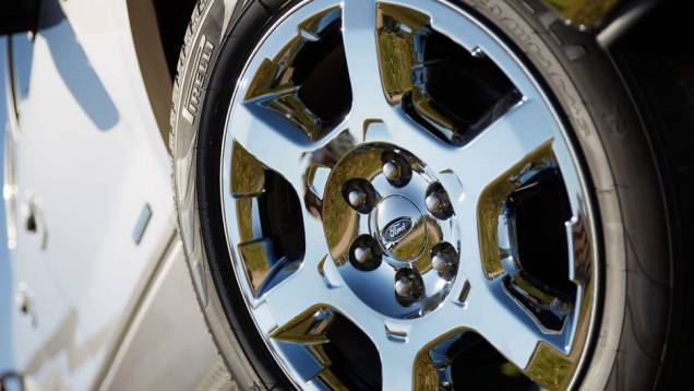 Rodas de liga leve têm novo desenho | <a href="https://gutenberg.quatrorodas.abril.com.br/noticias/ford-f-150-chega-linha-2013-322561_p.shtml" target="_blank" rel="migration">Leia mais</a> Rodas de liga leve têm novo desenho | <a href="https://gutenberg.quatrorodas.abril.com.br/noticias/ford-f-150-chega-linha-2013-322561_p.shtml" target="_blank" rel="migration">Leia mais</a>