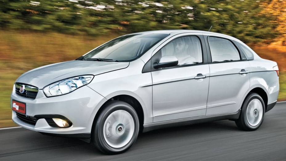 Grand Siena convive com sua geração anterior | <a href="https://gutenberg.quatrorodas.abril.com.br/carros/comparativos/chevrolet-cobalt-x-fiat-grand-siena-x-nissan-versa-687466.shtml" target="_blank" rel="migration">Leia mais</a>
