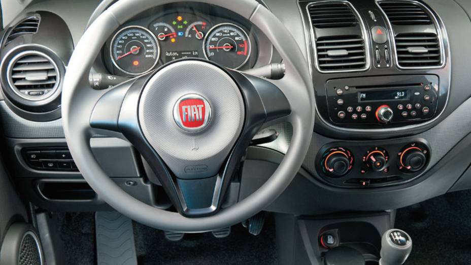 Seis saídas de ar no painel são o diferencial do Fiat | <a href="https://gutenberg.quatrorodas.abril.com.br/carros/comparativos/chevrolet-cobalt-x-fiat-grand-siena-x-nissan-versa-687466.shtml" target="_blank" rel="migration">Leia mais</a>