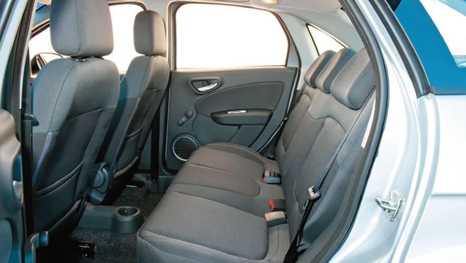 Assento do meio tem apoio de cabeça e cinto abdominal | <a href="https://gutenberg.quatrorodas.abril.com.br/carros/comparativos/chevrolet-cobalt-x-fiat-grand-siena-x-nissan-versa-687466.shtml" target="_blank" rel="migration">Leia mais</a>