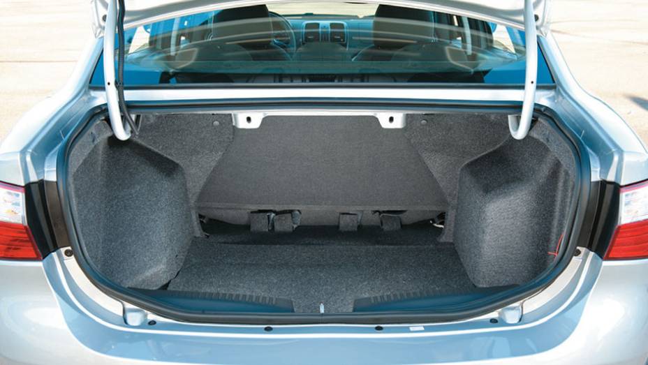Maleiro de 520 litros é adequado. Tampa não tem forração | <a href="https://gutenberg.quatrorodas.abril.com.br/carros/comparativos/chevrolet-cobalt-x-fiat-grand-siena-x-nissan-versa-687466.shtml" target="_blank" rel="migration">Leia mais</a>