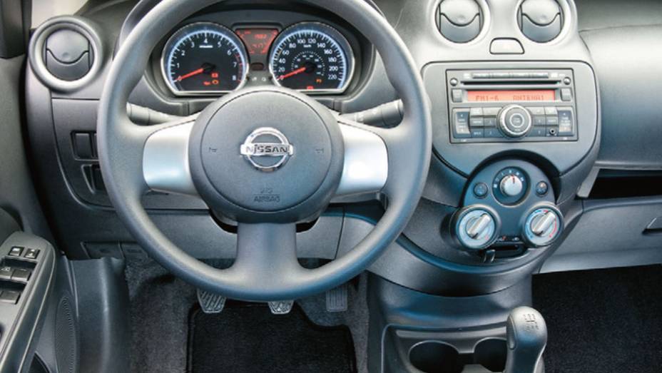 Sedã produzido no México é o único com direção elétrica | <a href="https://gutenberg.quatrorodas.abril.com.br/carros/comparativos/chevrolet-cobalt-x-fiat-grand-siena-x-nissan-versa-687466.shtml" target="_blank" rel="migration">Leia mais</a> Sedã produzido no México é o único com direção elétrica | <a href="https://gutenberg.quatrorodas.abril.com.br/carros/comparativos/chevrolet-cobalt-x-fiat-grand-siena-x-nissan-versa-687466.shtml" target="_blank" rel="migration">Leia mais</a>