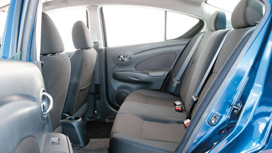 Espaço nos bancos traseiros chega a ser exagerado | <a href="https://gutenberg.quatrorodas.abril.com.br/carros/comparativos/chevrolet-cobalt-x-fiat-grand-siena-x-nissan-versa-687466.shtml" target="_blank" rel="migration">Leia mais</a> Espaço nos bancos traseiros chega a ser exagerado | <a href="https://gutenberg.quatrorodas.abril.com.br/carros/comparativos/chevrolet-cobalt-x-fiat-grand-siena-x-nissan-versa-687466.shtml" target="_blank" rel="migration">Leia mais</a>