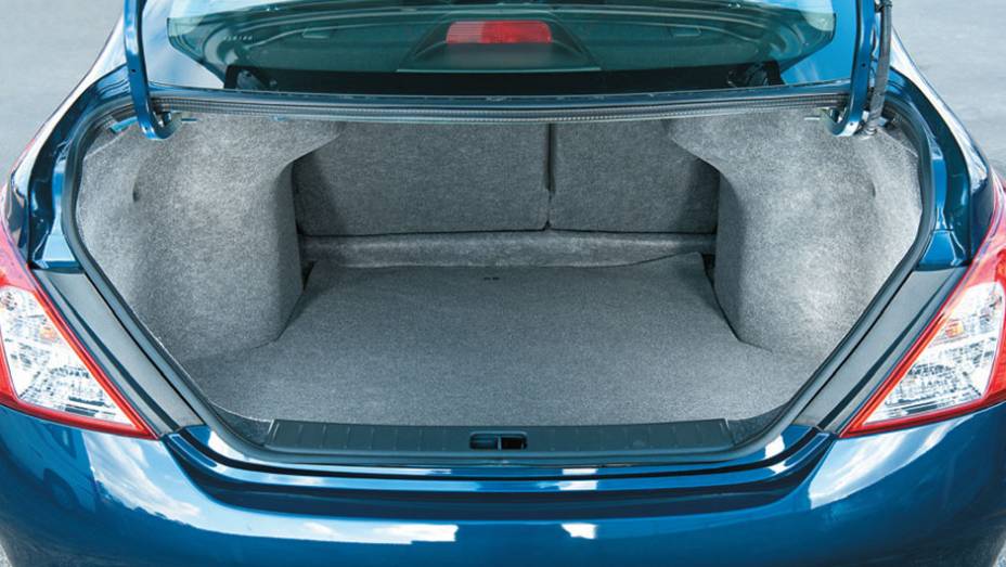 Porta-malas de 460 litros ainda é adequado para famílias | <a href="https://gutenberg.quatrorodas.abril.com.br/carros/comparativos/chevrolet-cobalt-x-fiat-grand-siena-x-nissan-versa-687466.shtml" target="_blank" rel="migration">Leia mais</a> Porta-malas de 460 litros ainda é adequado para famílias | <a href="https://gutenberg.quatrorodas.abril.com.br/carros/comparativos/chevrolet-cobalt-x-fiat-grand-siena-x-nissan-versa-687466.shtml" target="_blank" rel="migration">Leia mais</a>