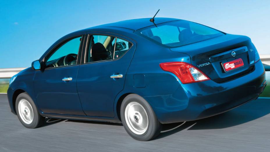 Versa possui alavanca interna para abrir a tampa do bagageiro | <a href="https://gutenberg.quatrorodas.abril.com.br/carros/comparativos/chevrolet-cobalt-x-fiat-grand-siena-x-nissan-versa-687466.shtml" target="_blank" rel="migration">Leia mais</a> Versa possui alavanca interna para abrir a tampa do bagageiro | <a href="https://gutenberg.quatrorodas.abril.com.br/carros/comparativos/chevrolet-cobalt-x-fiat-grand-siena-x-nissan-versa-687466.shtml" target="_blank" rel="migration">Leia mais</a>