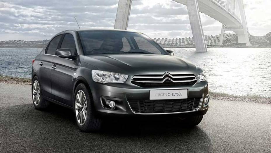 A frente lembra muito o novo C4 | <a href="https://gutenberg.quatrorodas.abril.com.br/noticias/citroen-lanca-sedas-c4-l-c-elysee-323407_p.shtml" rel="migration">Leia mais</a>