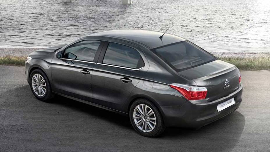 Como acontece com Renault Logan e Nissan Versa, o C-Elys&eacute;e prioriza o espa&ccedil;o interno | <a href="https://gutenberg.quatrorodas.abril.com.br/noticias/citroen-lanca-sedas-c4-l-c-elysee-323407_p.shtml" rel="migration">Leia mais</a>