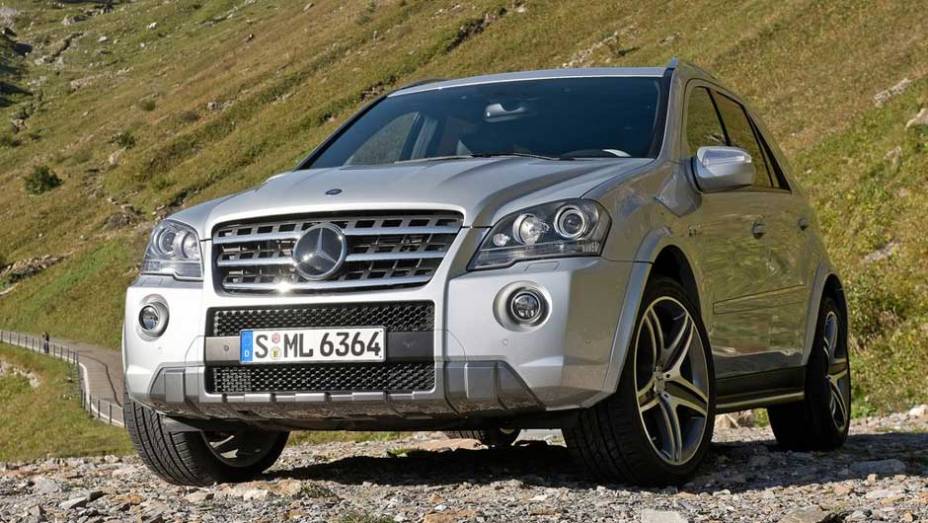 ML 63 AMG: o porte abrutalhado do SUV ganhou cara de poucos amigos com o banho de loja dado pela AMG, que inclui rodas de 20 polegadas e um novo kit aerodinâmico; a potência gira em torno dos 510 cv