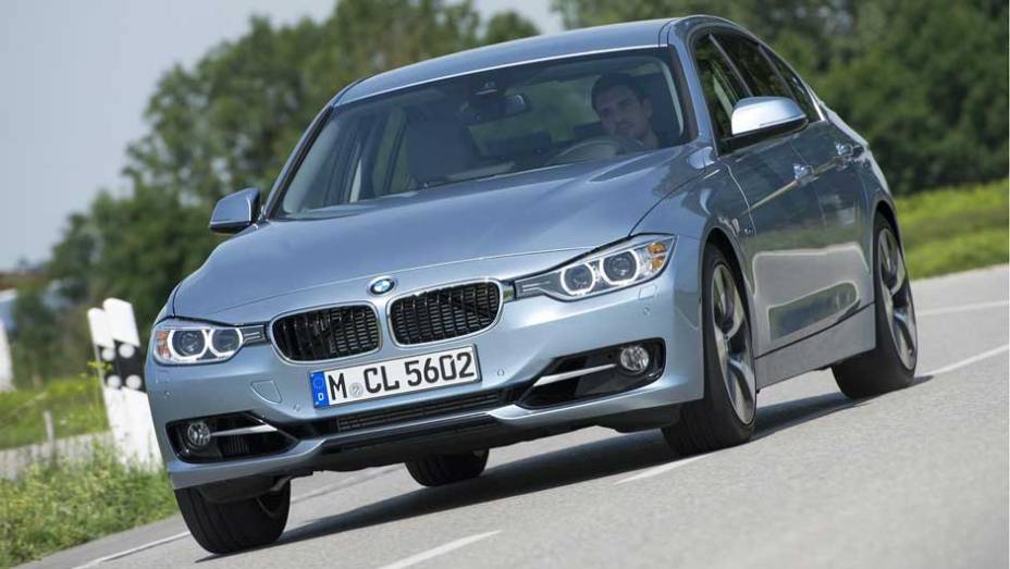 A vers&atilde;o ecol&oacute;gica do S&eacute;rie 3 n&atilde;o &eacute; apenas fachada: o ActiveHybrid3 incorpora tecnologias sustent&aacute;veis | <a href="https://gutenberg.quatrorodas.abril.com.br/noticias/bmw-lanca-serie-3-activehybrid-reino-unido-324462_p.shtml" target="_blank" rel="migration">Leia mais</a>