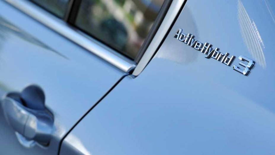 A BMW promete consumo m&eacute;dio de 16,9 km/l e baixa emiss&atilde;o de poluentes com desempenho de esportivo | <a href="https://gutenberg.quatrorodas.abril.com.br/noticias/bmw-lanca-serie-3-activehybrid-reino-unido-324462_p.shtml" target="_blank" rel="migration">Leia mais</a>