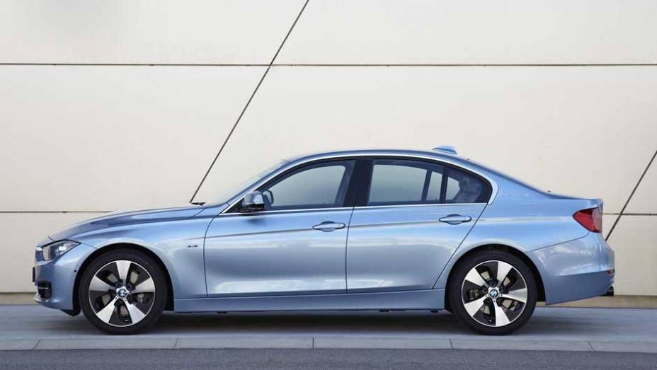 &Eacute; preciso ser bastante detalhista para diferenciar o ActiveHybrid3 das outras vers&otilde;es do S&eacute;rie 3 | <a href="https://gutenberg.quatrorodas.abril.com.br/noticias/bmw-lanca-serie-3-activehybrid-reino-unido-324462_p.shtml" target="_blank" rel="migration">Leia mais</a>