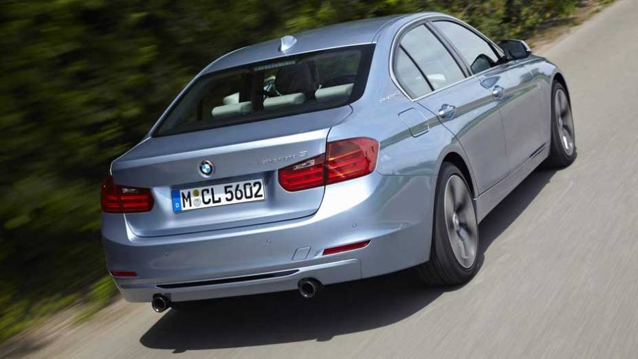 Os logotipos nas colunas C e na traseira entregam a alma sustent&aacute;vel do carro | <a href="https://gutenberg.quatrorodas.abril.com.br/noticias/bmw-lanca-serie-3-activehybrid-reino-unido-324462_p.shtml" target="_blank" rel="migration">Leia mais</a>