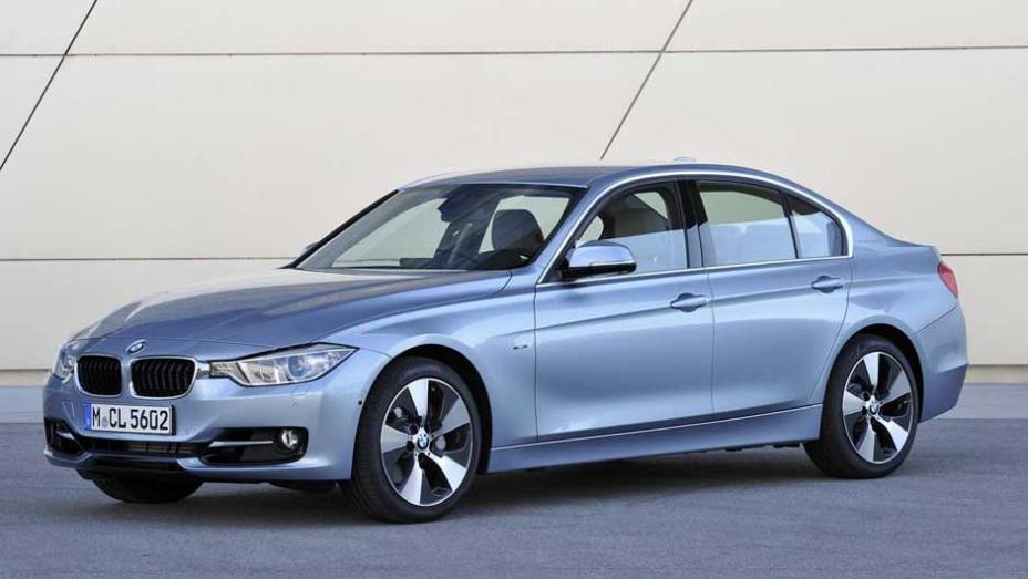 De resto, o estilo é o mesmo da recém-apresentada sexta geração do sedã | <a href="https://gutenberg.quatrorodas.abril.com.br/noticias/bmw-lanca-serie-3-activehybrid-reino-unido-324462_p.shtml" target="_blank" rel="migration">Leia mais</a> De resto, o estilo é o mesmo da recém-apresentada sexta geração do sedã | <a href="https://gutenberg.quatrorodas.abril.com.br/noticias/bmw-lanca-serie-3-activehybrid-reino-unido-324462_p.shtml" target="_blank" rel="migration">Leia mais</a>
