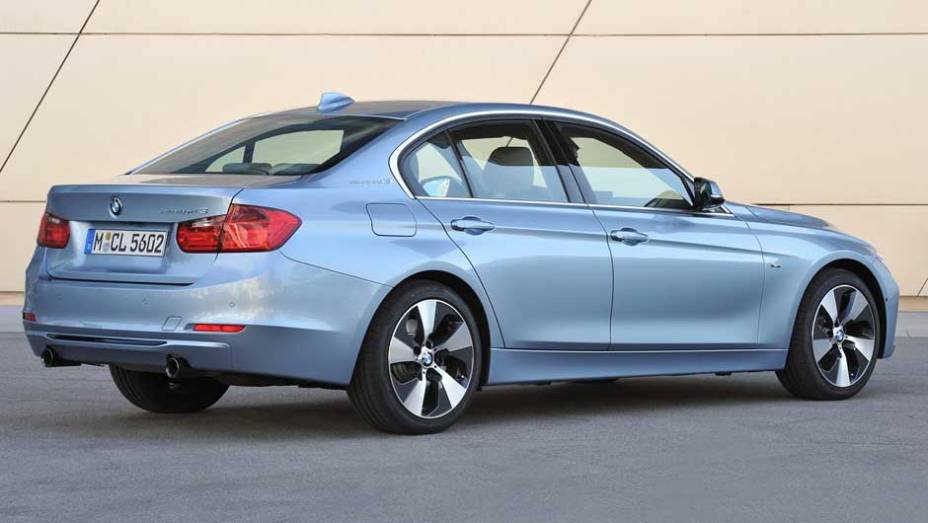 As ponteiras de escapamento receberam acabamento exclusivo nesta vers&atilde;o | <a href="https://gutenberg.quatrorodas.abril.com.br/noticias/bmw-lanca-serie-3-activehybrid-reino-unido-324462_p.shtml" target="_blank" rel="migration">Leia mais</a>