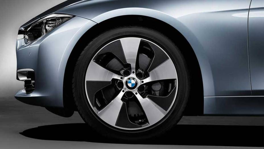Al&eacute;m de bonitas, as rodas de liga leve tem linhas aerodin&acirc;micas que ajudam a economizar combust&iacute;vel | <a href="https://gutenberg.quatrorodas.abril.com.br/noticias/bmw-lanca-serie-3-activehybrid-reino-unido-324462_p.shtml" target="_blank" rel="migration">Leia mais</a>