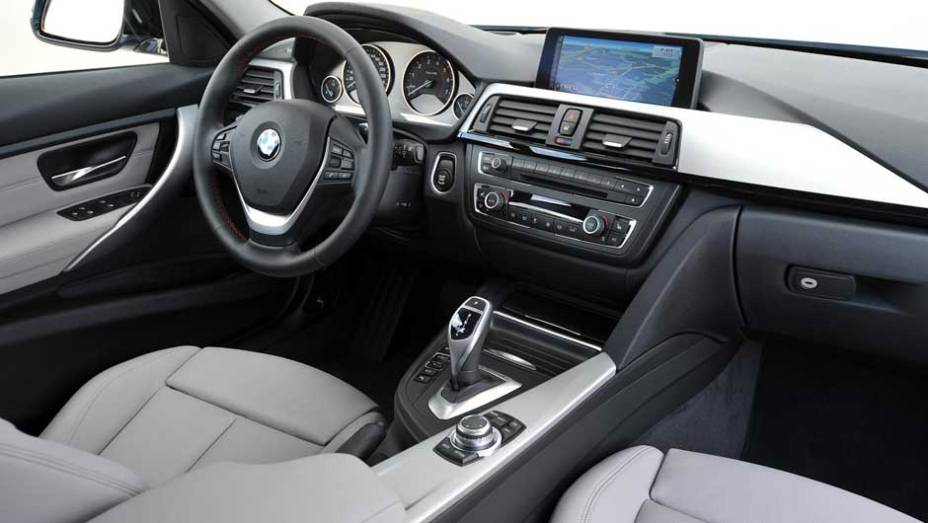 O interior tamb&eacute;m lembra muito as outras configura&ccedil;&otilde;es do S&eacute;rie 3 | <a href="https://gutenberg.quatrorodas.abril.com.br/noticias/bmw-lanca-serie-3-activehybrid-reino-unido-324462_p.shtml" target="_blank" rel="migration">Leia mais</a>