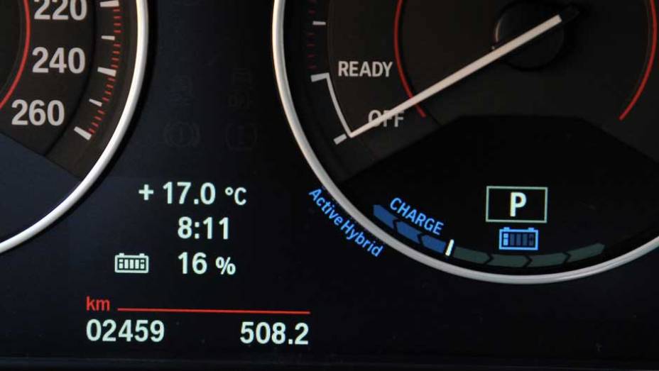 Apenas detalhes como o indicador de bateria do motor el&eacute;trico entregam que este &eacute; um ve&iacute;culo h&iacute;brido | <a href="https://gutenberg.quatrorodas.abril.com.br/noticias/bmw-lanca-serie-3-activehybrid-reino-unido-324462_p.shtml" target="_blank" rel="migration">Leia mais</a>